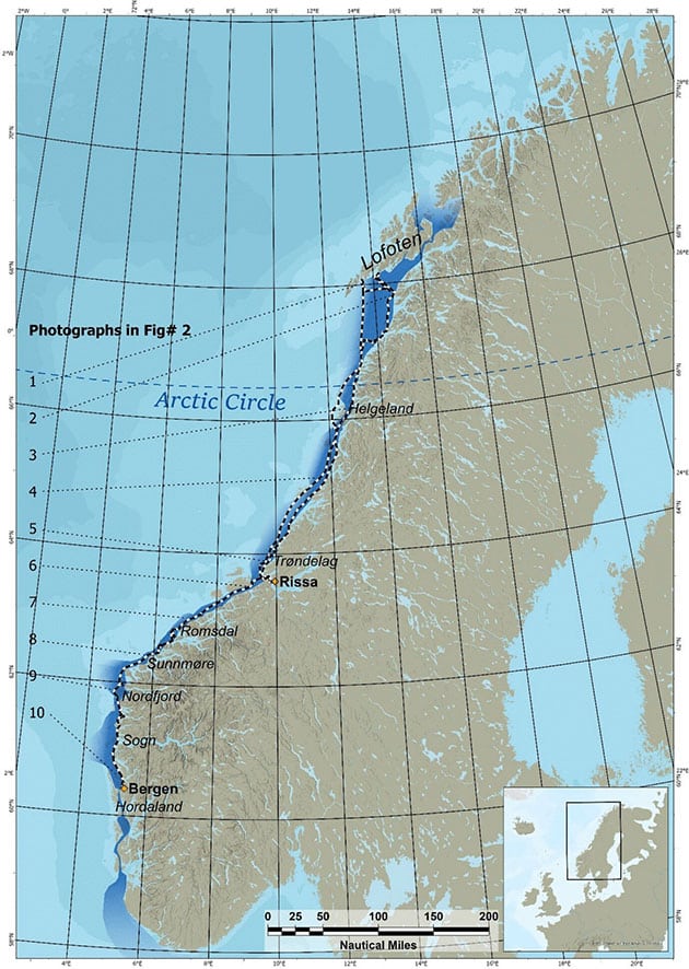 Die in der Studie erwähnten Küstenregionen zeig die Routen zweier Testfahrten des Projekts (schwarz-weiß gestrichelte Linien), sowie den traditionellen norwegischen Schifffahrtskorridor entlang der Westküste (blau schattiert).Copyright/Quelle: Jarrett, Journal of Archaeological Method and Theory (2025)
