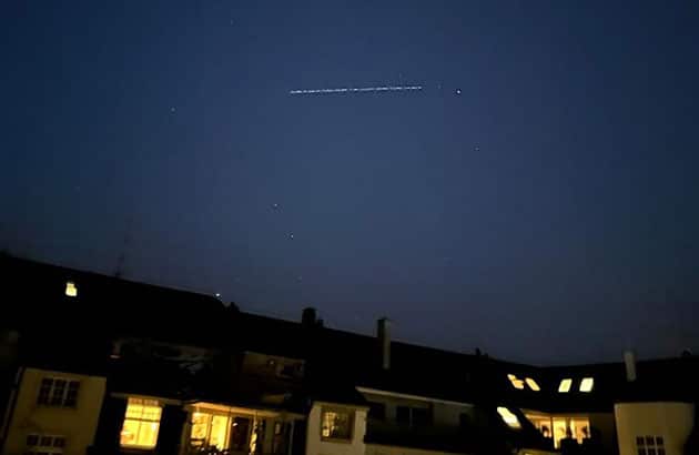 Ein neu gestarteter Starlink-Satellitenzug am Nachthimmel.Copyright: grewi.de