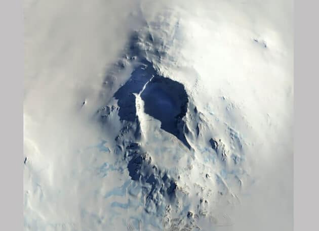 Blick auf den nun als Mars-Vulkan erkannten Berg Jezero Mons. Copyright/Quelle: NASA / Wray et al., Communications Earth & Environment 82025)