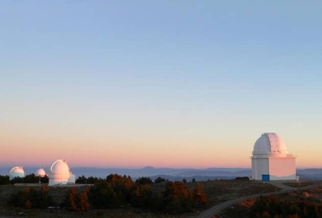 Das Calar-Alto-Observatorium in Almería: 2015 wurde hier das CARMENES-Instrument in Betrieb genommen. Es dient der Suche nach erdähnlichen Exoplaneten, die nahe gelegene Rote Zwergsterne umkreisen. Copyright: Centro Astronómico Hispano en Andalucía/Santos Pedraz