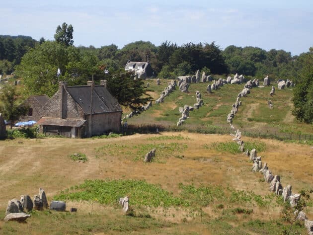 Archivbild: Blick auf die berühmten Steinreihen von Carnac in der Bretagne. Copyright: Pinpin (via WikimediaCommons) / CC BY-SA 3.0