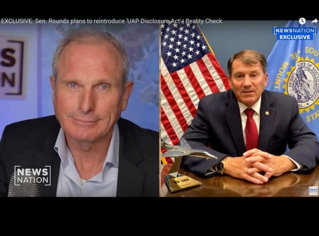 Der Journalist Ross Coulthart (l.) im Interview mit Senator Mike Rounds (r.) für NewsNation Copyright/Quelle: www.youtube.com/@NewsNation