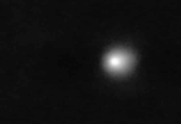 Diese ESO-Aufnahme mit dem „Very Large Telescope“ (VLT) ist das Ergebnis der Überlagerung mehrerer Beobachtungen, die in der Nacht vom 3. Juli 2025 gemacht wurden. Bei der Kombination der verschiedenen Bilder wurden die Hintergrundsterne entfernt, so dass nur ein tiefes Bild des interstellaren Objekts „3I/ATLAS“ zu sehen ist. Copyright: ESO/O. Hainaut