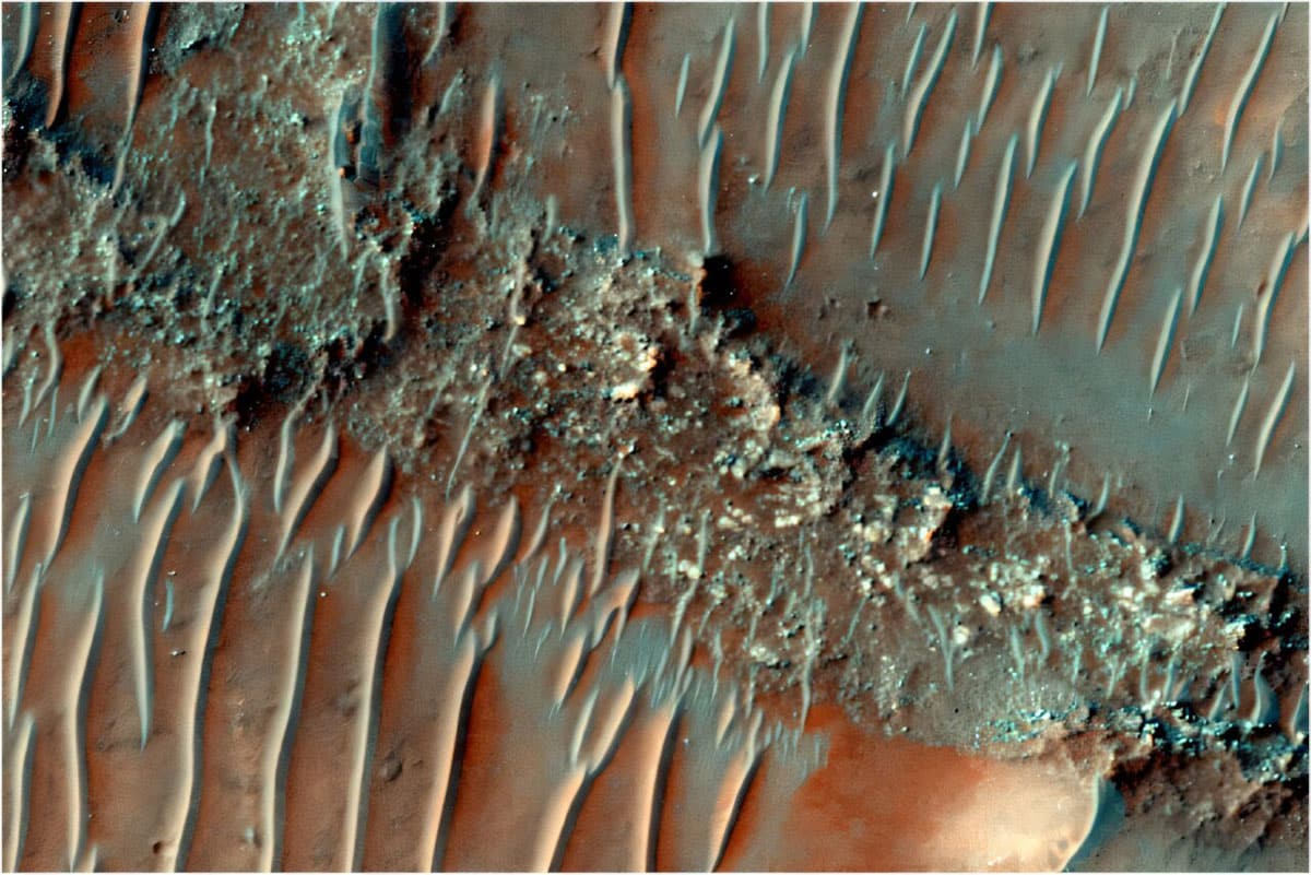 Draufsicht auf einen abgeflachten, stark erodierten fluvialen mäandernden Rückens (FSR), der von Wanderdünen überzogen ist.Copyright: NASA/JPL/University of Arizona