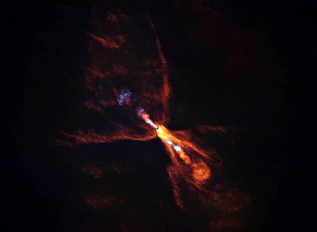 Der Baby-Stern „HOPS-315“ ist von einer planetenbildenden Scheibe umgeben. Die Aufnahme wurde mit Atacama Large Millimeter/submillimeter Array (ALMA) der Europäischen Südsternwarte (ESO) aufgenommen. In Orange sehen wir die Verteilung von Kohlenmonoxid, das in einem schmetterlingsförmigen Wind vom Stern wegströmt. In Blau sehen wir einen schmalen Strahl aus Siliziummonoxid, der ebenfalls vom Stern davon weist. Copyright: ALMA(ESO/NAOJ/NRAO)/M. McClure et al.