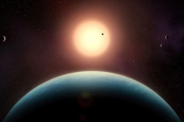 Künstlerische Darstellung des 35 Lichtjahre entfernte Mehrplanetensystems „L 98-59“, in dem fünf kleine den Roten Zwergstern in einer kompakten Konfiguration umkreisen. Im Vordergrund ist die Super-Erde „L 98-59 f“ dargestellt, die sich in der habitablen Zone befindet. (Illu.) Copyright: Benoît Gougeon, Université de Montréal