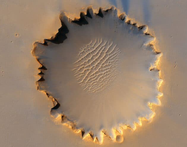 Symbolbild: Blick der NASA-Sonde Mars Reconnaissance Orbiter auf den Mars-Krater Victoria. Copyright: NASA/JPL/University of Arizona