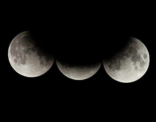 Die Kombination von Reihenaufnahmen einer partiellen Mondfinsternis lässt den Kernschatten der Erde erkennen, dessen Durchmesser in dieser Distanz mehr als das Doppelte des Monddurchmessers beträgt. Copyright: H. Raab (via WikimediaCommons) / CC BY-SA 4.0