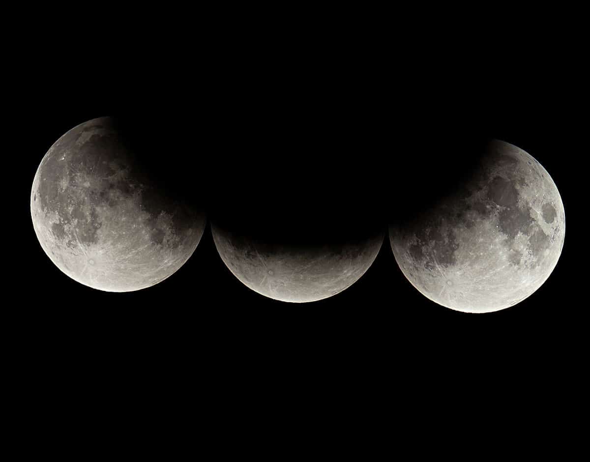 Die Kombination von Reihenaufnahmen einer partiellen Mondfinsternis lässt den Kernschatten der Erde erkennen, dessen Durchmesser in dieser Distanz mehr als das Doppelte des Monddurchmessers beträgt.Copyright: H. Raab (via WikimediaCommons) / CC BY-SA 4.0