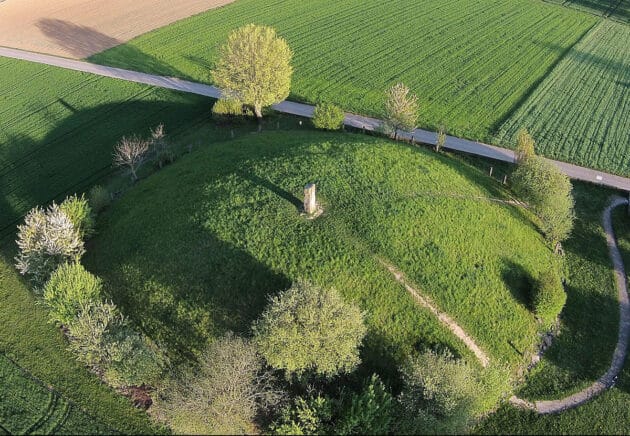 Luftbild des rekonstruierten Hügelgrabes von Eberdingen-Hochdorf. Copyright/Quelle: Aerial video capture (WikimediaCommons) / CC BY-SA 4.0