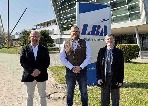 IFEX-Vorsitzender Prof. Dr.-Ing. Hakan Kayal (r.) gemeinsam mit LBA-Referatsleiter Ereignismeldungen Thomas Pantin (Mitte) und Friedrich Wilhelm Bauer (l.) vom Fachausschuss für unbemannte Luftfahrtsysteme bei Verein deutscher Ingenieurer (VDI). Copyright: M. Sieder / LBA / IFEX