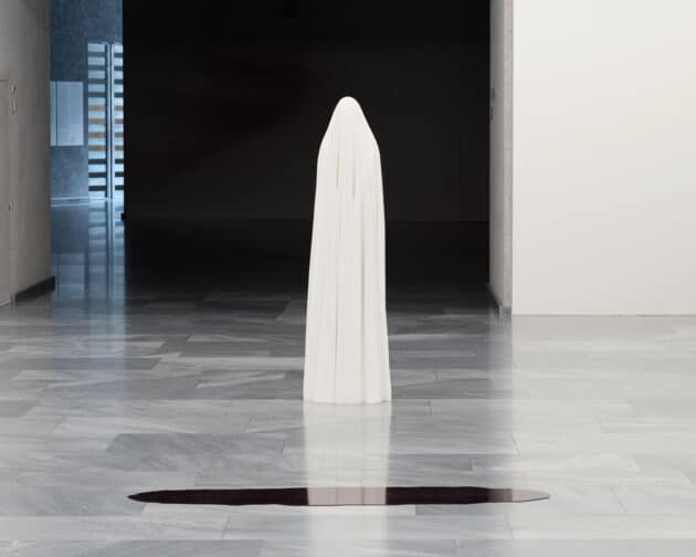 „Geist und Blutlache“ von Katharina Fritsch, zu sehen in der Ausstellung „Geister“ im Kunstmuseum Basel (20.09.25 bis 08.08.26). Copyright: Copyright: © 2025, ProLitteris, Zurich / Philadelphia Museum of Art: Promised Gift of Keith L. and Katherine Sachs / Photo by Max Ehrengruber