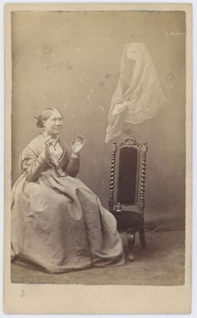 Georgiana Houghton mit einem Spirit, Aufnahme von Frederick Hudson um 1874Quelle: Institut für Grenzgebiete der Psychologie und Psychohygiene, Freiburg i. Br.