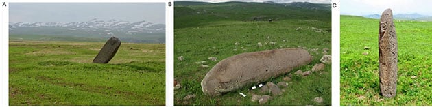 Drei Beispiele von Vishaps: A vellus (Madinayi Sar 1), B piscis (Vanstan 2) and C hybrida (Sakhurak 5) vishaps.Quelle: “Vishap” Project’, A. Bobobkhyan, Rekonstruktion eines Hybrida in seiner ursprünglichen Positon: V. Mkrtchyan. / Gurzadyan u. Bobokhyan, npj Herit. Sci. 2025