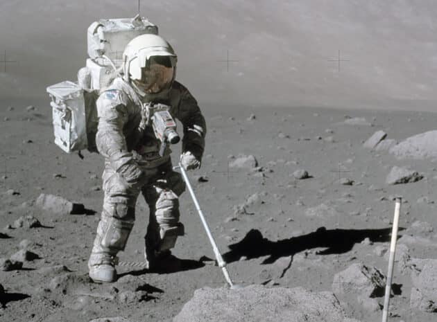 Der Apollo-17-Astronaut Harrison Schmitt entnimmt 1972 Proben auf dem Mond. Copyright: NASA