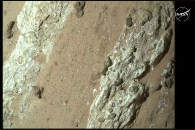 Diese Flecken auf Gesteinsproben stellen laut NASA die bislang besten Hinweis für einstiges urzeitliches Leben auf dem Mars dar. Copyright/Quelle: NASA