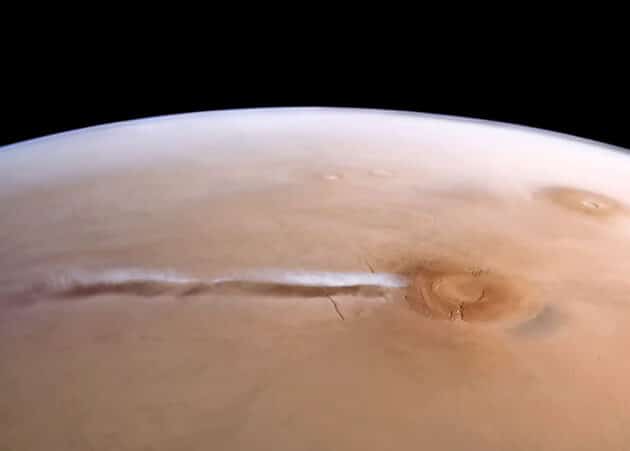 Die jährliche wiederentstehende Wassereiswolke über dem Mars-Vulkan Arsia Mons. Copyright: ESA/DLR/FU Berlin/J. Cowart CC BY-SA 3.0 IGO