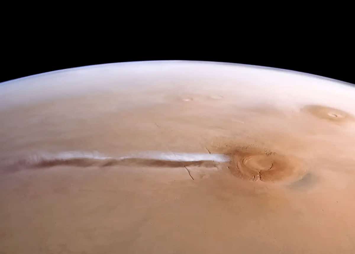 Die jährliche wiederentstehende Wassereiswolke über dem Mars-Vulkan Arsia Mons.Copyright: ESA/DLR/FU Berlin/J. Cowart CC BY-SA 3.0 IGO