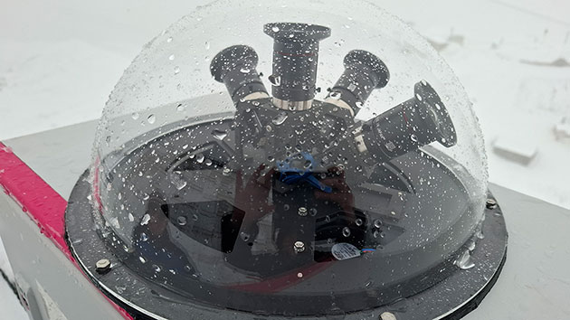 Blick auf das AllSky-Kamerasystem der auf der Terrasse der Umweltforschungsstation Schneefernerhaus installierten „SkyCAM-7“.Copyright/Quelle: Andreas Maurer / IFEX, JMU