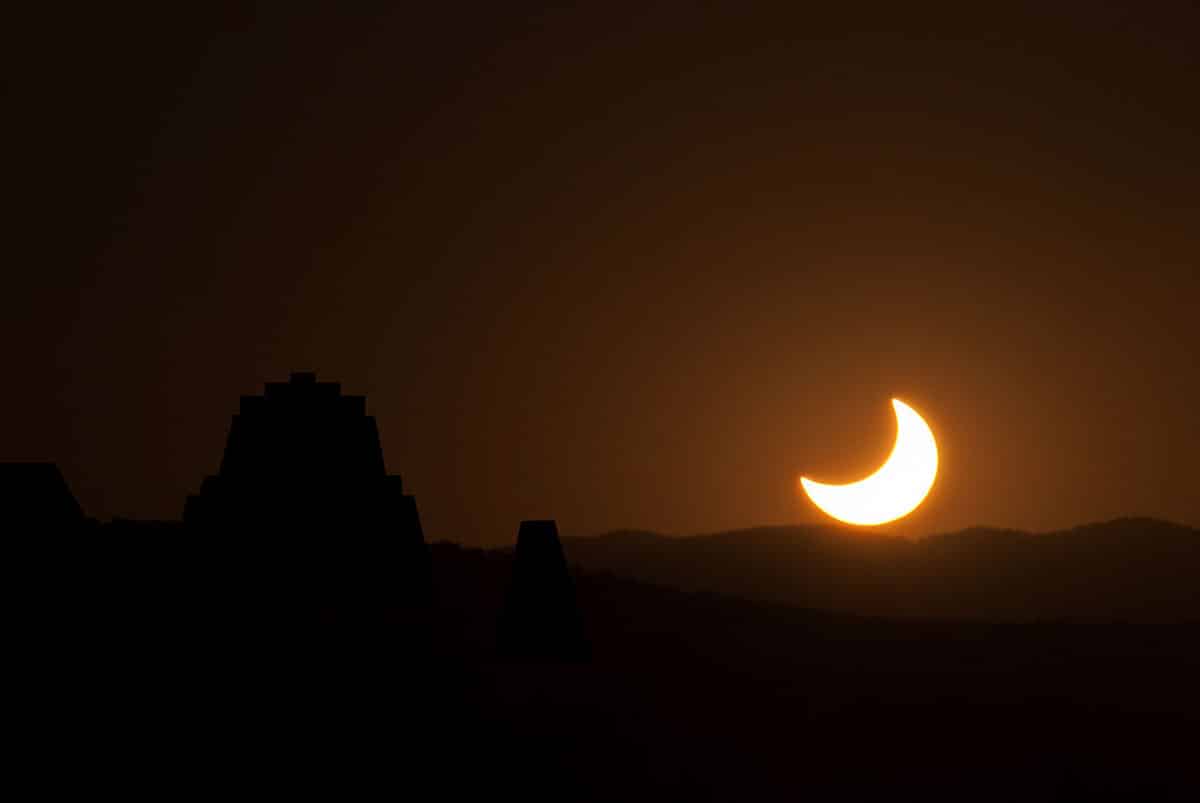 Symbolbild: Sonnenfinsternis über Maya-Tempeln (Illu.).Copyright: grewi.de (mit Material von rlc:tk / WikimediaCommons)