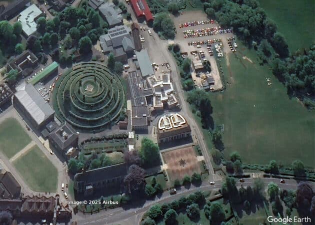 Das Marlborough College mit dem Merlin’s Mound im Luftbild. Copyright/Quelle: GoogleEarth