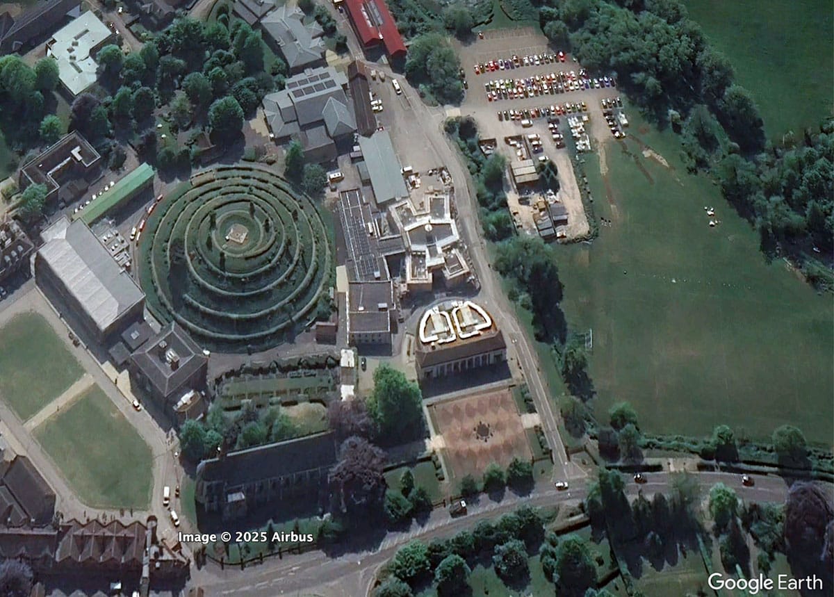 Das Marlborough College mit dem Merlin’s Mound im Luftbild.Copyright/Quelle: GoogleEarth