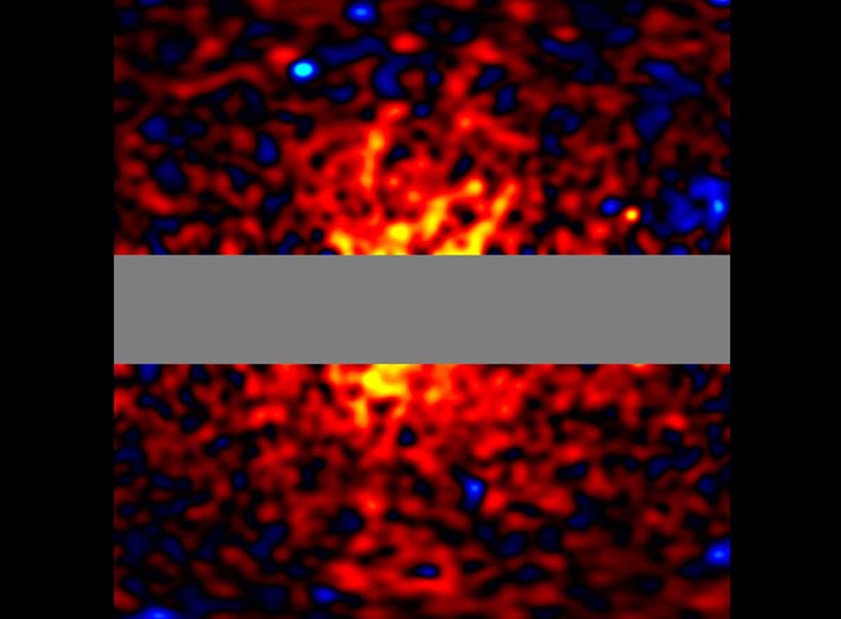 Karte der Gammastrahlungsintensität, aus der alle Komponenten außer dem Halo herausgerechnet wurden. Sie zeigt einen Bereich von etwa 100 Grad in Richtung des galaktischen Zentrums. Der horizontale graue Balken im zentralen Bereich markiert die Ebene der Milchstraße, die von der Analyse ausgeschlossen wurde, um starke astrophysikalische Strahlung auszublenden.Copyright/Quelle: Tomonori Totani, The University of Tokyo, 2025