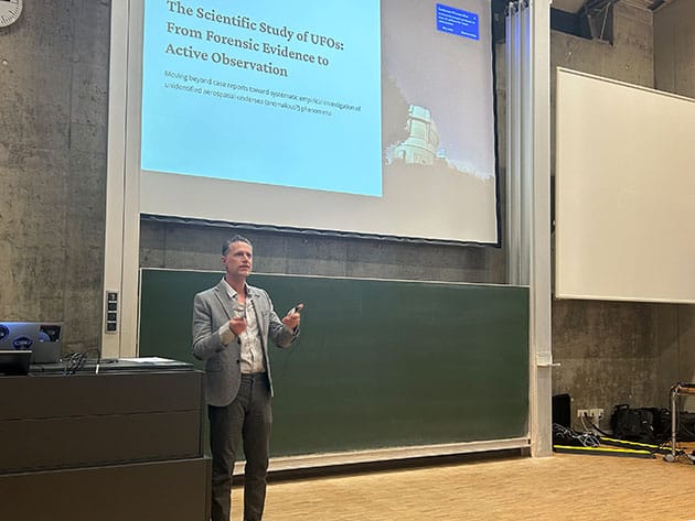 Dr. Mike Cifone bei einem Vortrag an der Universität Würzburg.Quelle: A. Müller für grewi.de