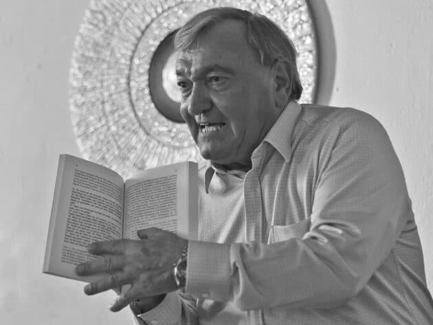 Erich von Däniken (1935–2026) auf einem seiner Vorträge. Copyright: tatjana.ingold.ch