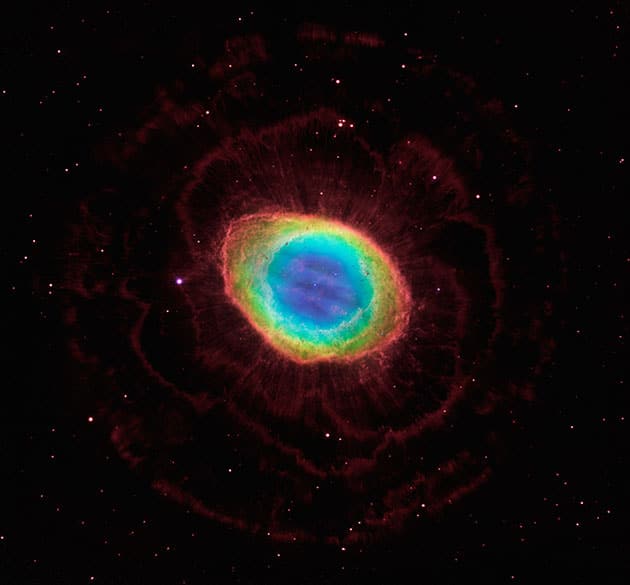 So war der Ringnebel bislang bekannt, hier in einer Kombi-Aufnahme des Hubble-Weltraumteleskops und des Large Binocular Telescope. (Klicken sie auf die Bildmitte, um zu einer vergrößerten Darstellung zu gelangen.)Quelle: NASA, ESA