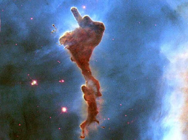 Eine Molekülwolke aus interstellarem Gas und Staub, die sich aus dem Carinanebel abgetrennt hat. Das mit dem Hubble-Weltraumteleskop aufgenommene Bild zeigt einen Ausschnitt von etwa zwei Lichtjahren. Copyright: Gemeinfrei