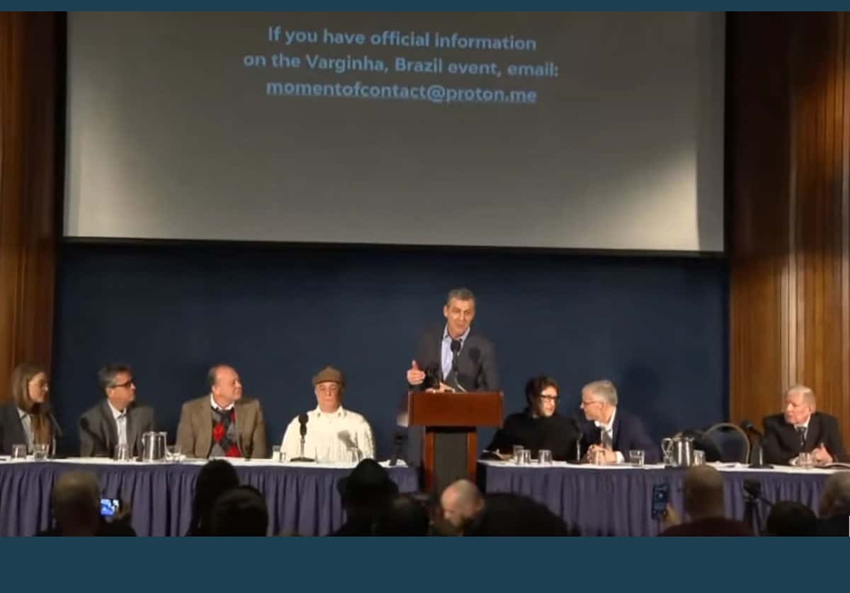 Blick auf das Panel der in Washington anwesenden Rednerinnen und Rednern von James Fox‘ Pressekonferenz zum UFO-Vorfall von Varginha am 20. Januar 2027.Copyright/Quelle: J. Fox / News Nation