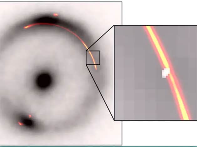 Überlagerung der Infrarotemission (schwarz-weiß) mit der Radioemission (farbig). Das dunkle Objekt mit geringer Masse befindet sich in der Lücke im hellen Teil des Bogens auf der rechten Seite.Copyright: Keck/EVN/GBT/VLBA
