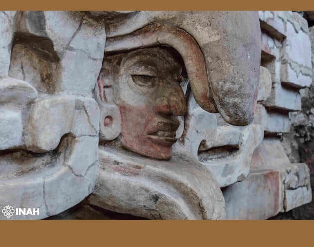 Detailansicht der Maske (vermutlich des hier Bestatteten) über dem Eingang zum Grab. Quelle/Copyright: Luis Gerardo Peña Torres / INAH