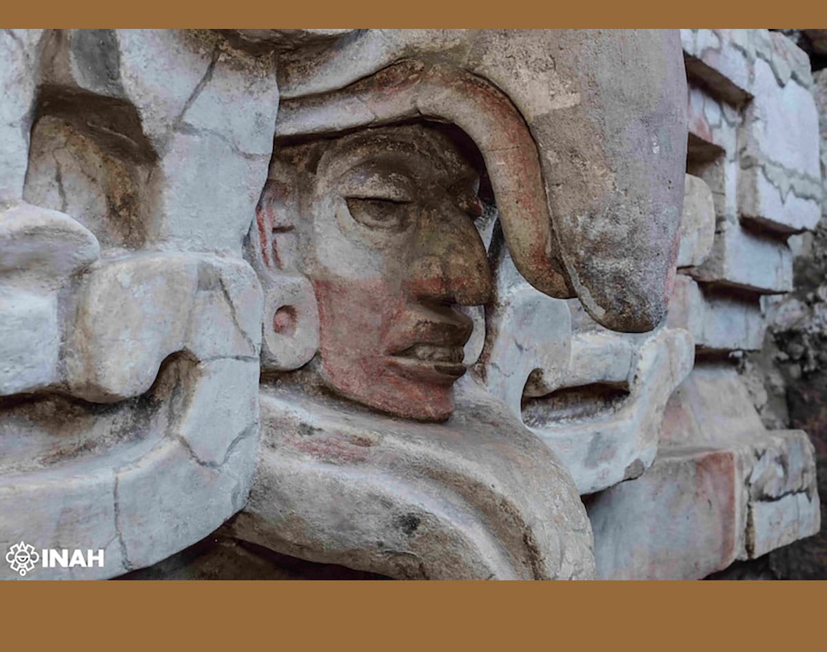 Detailansicht der Maske (vermutlich des hier Bestatteten) über dem Eingang zum Grab.Quelle/Copyright: Luis Gerardo Peña Torres / INAH