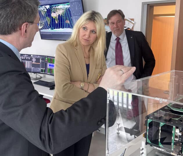 Die parlamentarische Staatssekretärin Dr. Silke Launert zu Besuch im Missionskontrollzentrum des Interdisziplinären Forschungszentrum für Extraterrestrik (IFEX) an der Universität Würzburg. Copyright/Quelle: L. Launert via LinkedIn