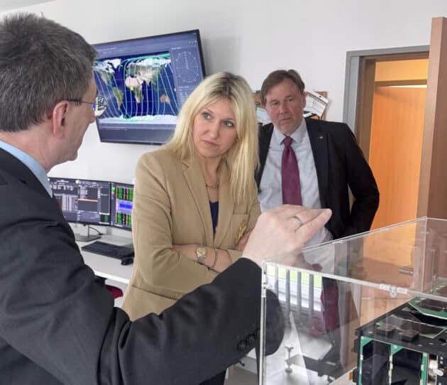 Die parlamentarische Staatssekretärin Dr. Silke Launert zu Besuch im Missionskontrollzentrum des Interdisziplinären Forschungszentrum für Extraterrestrik (IFEX) an der Universität Würzburg. Copyright/Quelle: L. Launert via LinkedIn