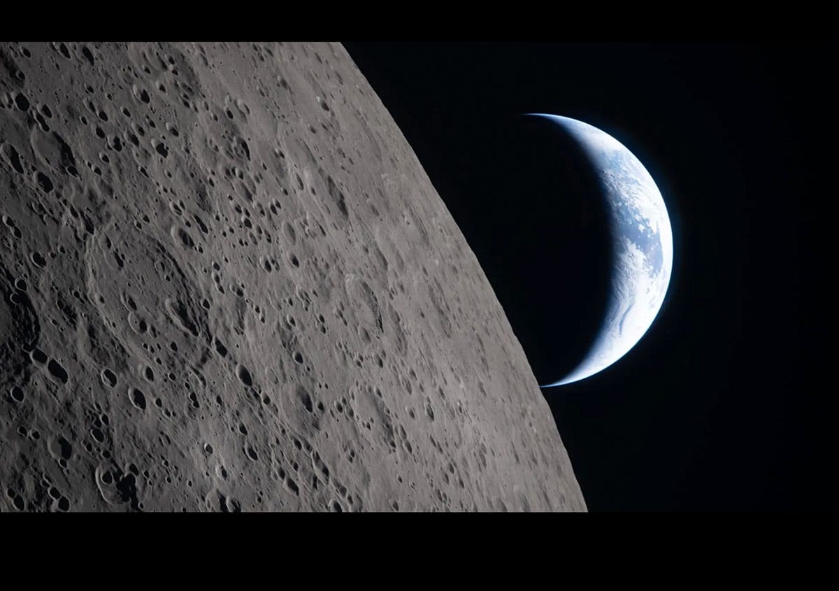 Am 6. April 2026 fotografierte die Artemis-2-Crew die Erdsichel. Während Australien und Ozeanien noch sonnenbeschienen sind, liegt der Rest des sichtbaren Globus bereits im Nachtschatten. Im Vordergrund zu sehen: Der Ohm-Krater auf der Rückseite des Mondes.Copyright: NASA