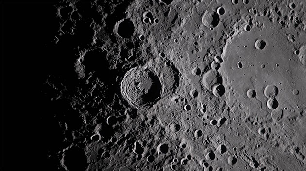 Nahaufnahme des Vavilov-Kraters auf der Rückseite des Mondes.Copyright: NASA