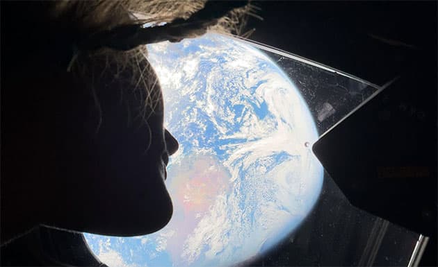 NASA-Astronautin Christina Koch blickt aus einem der Hauptfenster der Orion-Kapsel a 4. April 2026 zurück zur Erde.Copyright: NASA