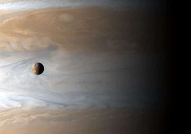Io im Orbit um Jupiter, aufgenommen von der Raumsonde Cassini. Copyright: NASA, NASA-JPL, University of Arizona