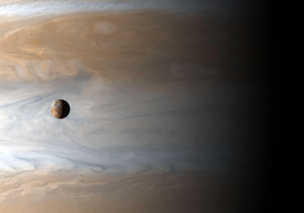 Io im Orbit um Jupiter, aufgenommen von der Raumsonde Cassini.Copyright: NASA, NASA-JPL, University of Arizona