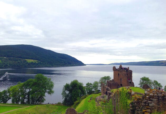 Blick über die Urquart Bay auf den sagenumwobenen Loch Ness. Copyright: A. Müller für GreWi.de