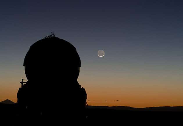 Symbolbild: Teleskop des Paranal-Observatoriums vor dem Nachthimmel. Copyright: ESO/Y. Beletsky