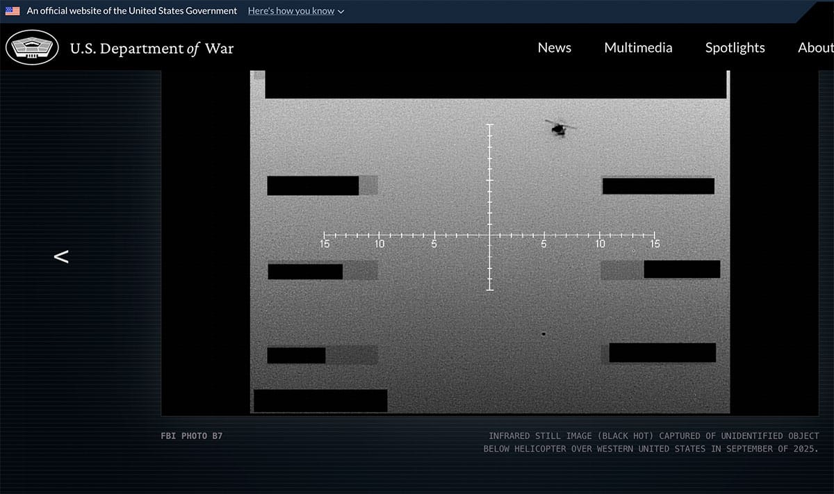 PURSUE-Screenshot einer Infrarot-Aufnahme, die ein kugelförmiges unidentifizeirtes Objekt unterhalb eines Helikopters zeigt. Die Aufnahme stammt vom September 2025 und wurde im „Westen der USA“ aufgenommen.Copyright/Quelle: DOW, www.war.gov/UFO
