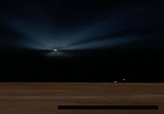 Standbild aus dem Video eines gleißenden Lichtphänomens über dem int. Flughafen von Kasachstan.Quelle: DOW / US Gov.