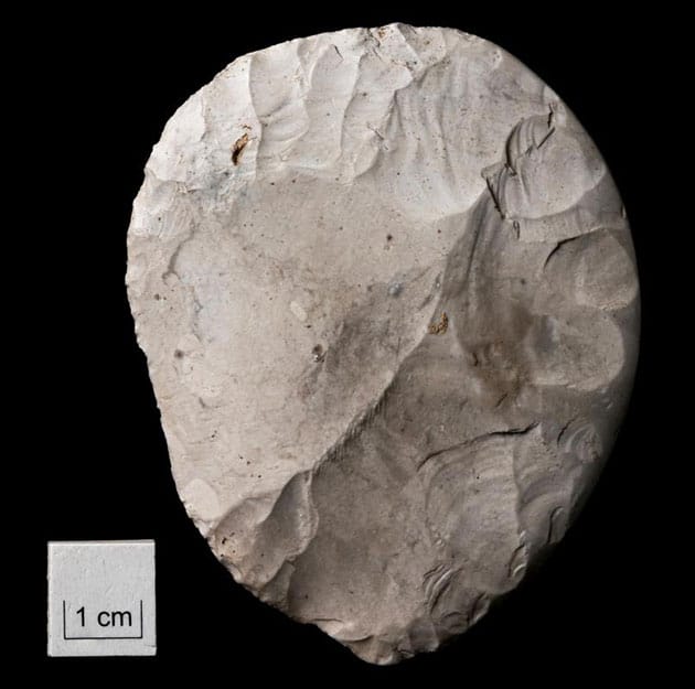 Das in der Anlage von Bulford von Phil Harding gefundenen Kreis-messer aus Stein.Copyright: Wessex Archaeology