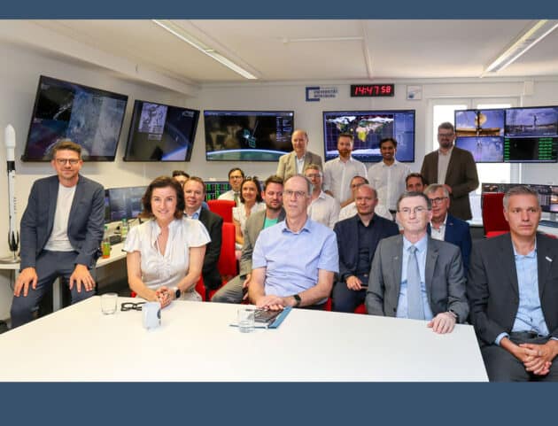Bundesforschungsministerin Dorothee Bär zu Besuch am Interdisziplinären Forschungszentrum für Extraterrestrik (IFEX) an der Julius-Maximilian-Universität Würzburg (JMU), hier u.a. gemeinsam mit dem stellv. Hauptgeschäftsführer der IHK-Würzburg-Schweinfurt Dr. Lukas Kagerbauer (l.), JMU-Präsident Prof. Dr. Paul Pauli, dem IFEX-Vorsitzenden Prof. Dr. Hakan Kayal und Dr. Hannes Taubenböck vom Earth Observation Research Cluster an der JMU. Copyright/Quelle: Rudi Merkl / IHK-Würzburg-Schweinfurt