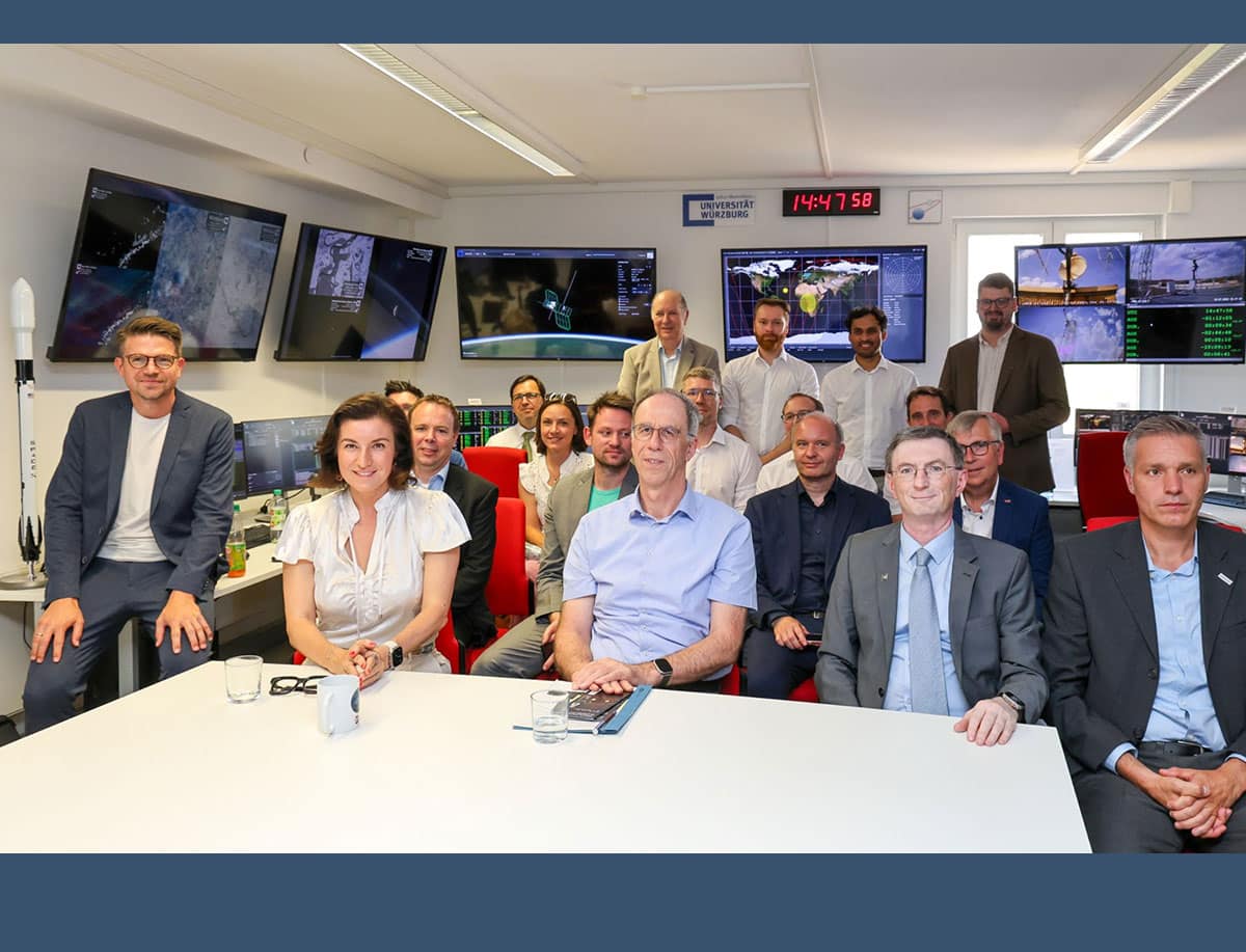 Bundesforschungsministerin Dorothee Bär zu Besuch am Interdisziplinären Forschungszentrum für Extraterrestrik (IFEX) an der Julius-Maximilian-Universität Würzburg (JMU), hier u.a. gemeinsam mit dem stellv. Hauptgeschäftsführer der IHK-Würzburg-Schweinfurt Dr. Lukas Kagerbauer (l.), JMU-Präsident Prof. Dr. Paul Pauli, dem IFEX-Vorsitzenden Prof. Dr. Hakan Kayal und Dr. Hannes Taubenböck vom Earth Observation Research Cluster an der JMU.Copyright/Quelle: Rudi Merkl / IHK-Würzburg-Schweinfurt