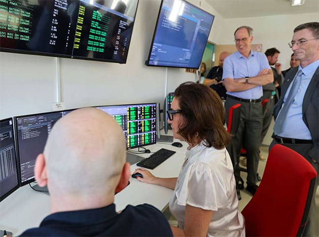 Bundesforschungsministerin Bär sendet einen Steuerungsbefehl an den IFEX-Satelliten „Sonate-2“.Copyright/Quelle: Rudi Merkl / IHK-Würzburg-Schweinfurt